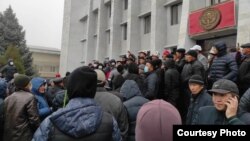 Таласта облустук акимчиликтин алдына топтолгон эл. 6-октябрь, 2020-жыл.