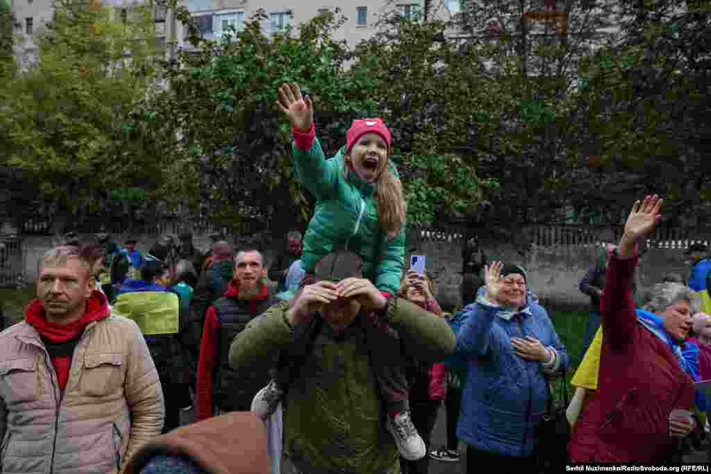 Люди зустрічають українських захисників, яких повернули з полону РФ
