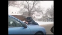 Водитель провез инспектора ДПС на капоте