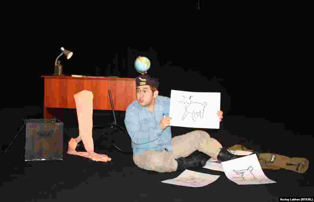 Эпизод из постановки &laquo;Маленький принц&raquo; по произведению Антуана де Сент-Экзюпери в театре антрепризы Сафуана Рысбайулы.