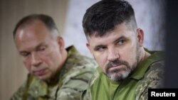 За словами Андрія Гнатова (праворуч), Генштаб організував велику роботу щодо одночасної підготовки всіх десяти новостворених управлінь корпусів