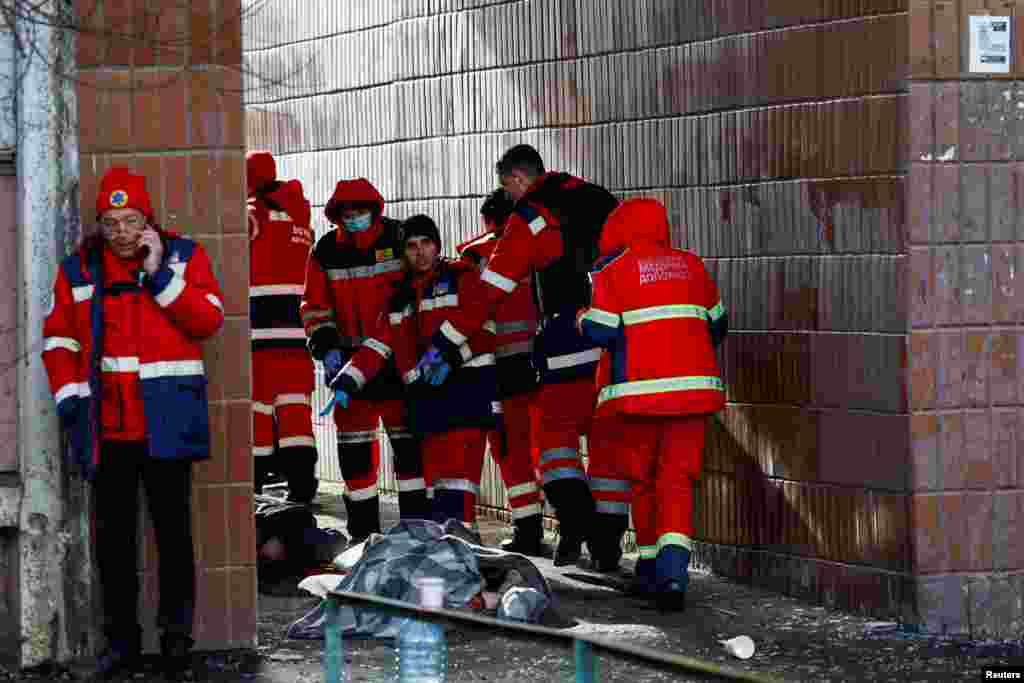 Медики оглядають тіла місцевих жителів, які загинули у багатоповерхівці внаслідок ракетного удару. Київ, 7 лютого 2024 року