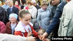 "Азатлык" лидерлары "Кырлай" паркында Татар тасмасы тарата