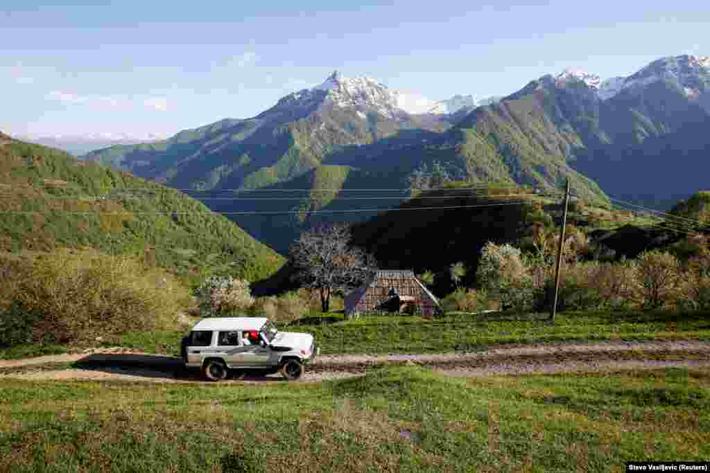 Автівка із медичними працівниками та волонтером Червоного Хреста їде до гірського села у віддаленому районі Колашина в центральній Чорногорії