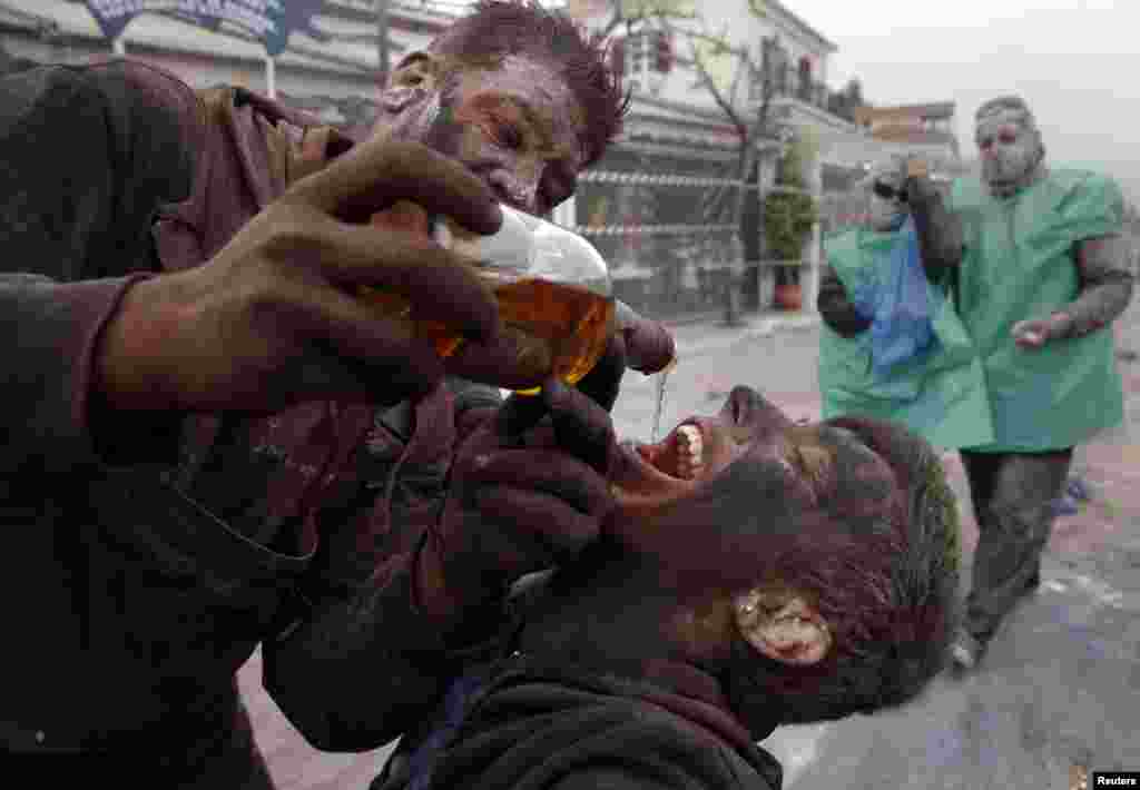 Греція &ndash; У містечку Галаксіді першого дня православного Великого посту дотримуються місцевої традиції &laquo;борошняних боїв&raquo;, закидаючи одне одного фарбованим борошном, і &laquo;полощуть рота&raquo; оковитою, &laquo;щоб очиститися від скоромного&raquo;, 18 березня 2013 року