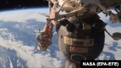 Выхад касманаўтаў у адкрыты космас для абсьледаваньня ашалёўкі карабля «Саюз МС-09»