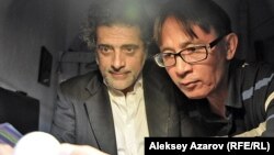 Момент съемок фильма в Риме: режиссер Жанабек Жетируов показывает художнику Алессандро Сарре, как держать куриное яйцо. Италия, Рим, 3 октября 2012 года.  Фото из архива Ж. Жетируова.              