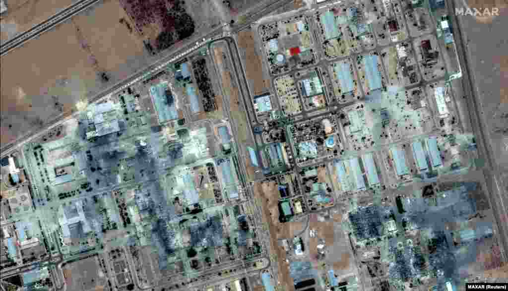 تصویر ماهواره‌ای از تأسیسات غنی‌سازی اصفهان در ۲۹ خرداد و تصویر دیگری که در اول تیرماه پس از حملات آمریکا گرفته شده است.