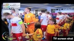 Futbol janköýerleriniň käbirleriniň aýtmagyna görä, türkmen telewideniýesiniň bu translýasiýalarynyň hili daşary ýurt telekanallarynyňkydan o diýen pes däl.