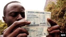 نرخ تورم در اقتصاد درهم فروپاشیده زیمبامبوه هم‌اکنون بنا بر آمار رسمی به ۲۳۱ میلیون درصد رسیده است. (عکس: epa)