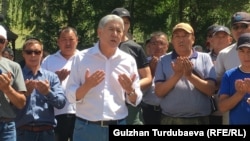 Алмазбек Атамбаев со своими сторонниками.