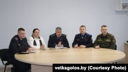 Прадстаўнікі сілавых органаў Веткаўскага раёну на сустрэчы з прызыўнікамі. Фота газэты «Голас Веткаўшчыны», 3 лістапада 2025 году