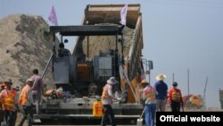 Строительство дороги между Ошской и Баткенской областями, 29 июля 2012 года.