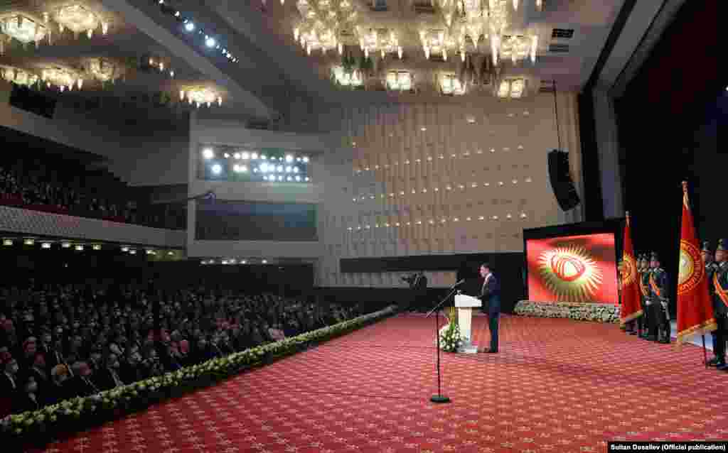 Садыр Жапаров ант берүү аземинде сүйлөгөн сөзүндө эл темирдей тартипти самап турганын, аны президенттик бийлик гана камсыздай турганын белгиледи. &quot;Президенттик башкаруу - калың эл алдында керт башым менен жооп берүү&quot; деп айтты.