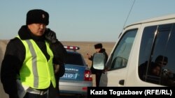 Полицейские на автотрассе. Мангистауская область, 18  декабря 2011 года.