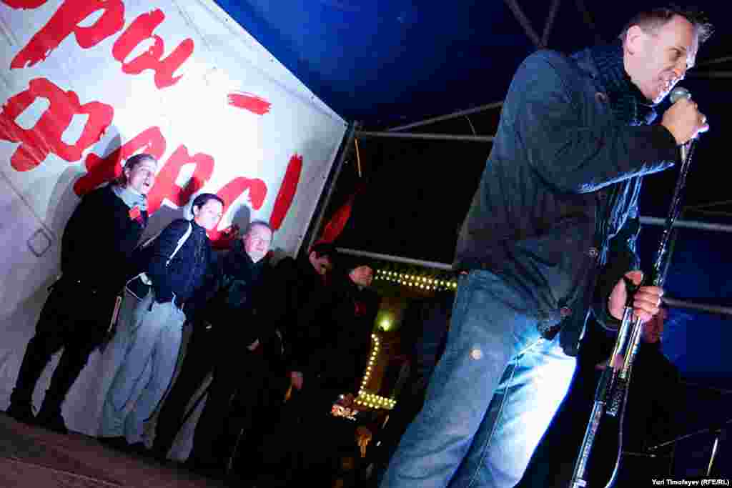 Дүшәмбе кичендә Мәскәүдә &quot;Сезнең сайлаулар &ndash; фарс!&quot; дигән каршылык чарасы үтте. &quot;Солидарность&quot; (&quot;Теләктәшлек&quot;) хәрәкәте оештырган чарада меңнәрчә кеше катнашты.