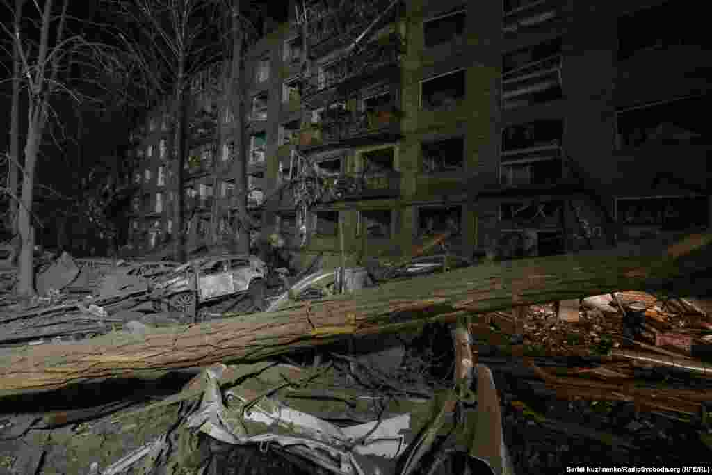 На місці удару було пошкоджено кілька автомобілів.