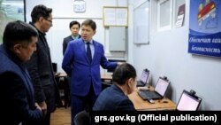 Премьер-министр Сапар Исаков знакомится с деятельностью Департамента регистрации транспортных средств и водительского состава при ГРС, 6 февраля 2018 г.