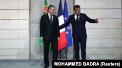 Türkmenistanyň Halk Maslahatynyň başlygy Gurbanguly Berdimuhamedow (çepde) we Fransiýanyň prezidenti Emmanuel Makron Ýeliseý köşgünde duşuşýar. 5-nji maý, 2025 ý. Pariž ş. Fransiýa. 