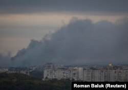 Дим від пожеж, що виникли у місцях російських ударів по Львову. 5 жовтня 2025 року