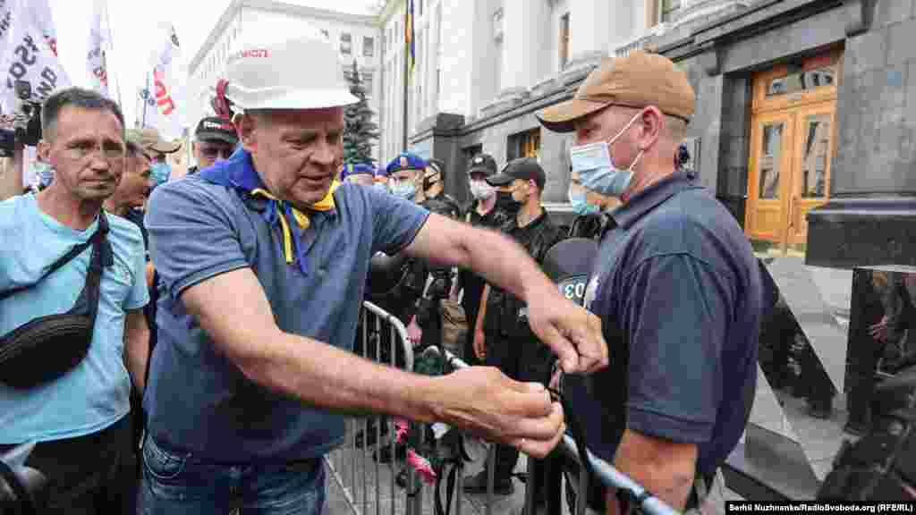 Учасники акції пов&#39;язують чорні стрічки до огороджувального паркану Офісу президента.