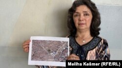 Келбинур Сидик уйгырлар мәҗбүри тотылучы тәрбия үзәкләренең берсен күрсәтә. Ул анда кытай теле укытучысы булып эшләгән.