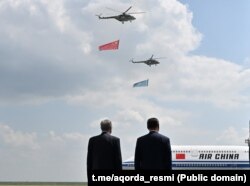 Қазақстан президенті Қасым-Жомарт Тоқаев пен Қытай басшысы Си Цзиньпин Астана әуежайында. 16 маусым, 2025 жыл.