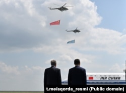 Президент Казахстана Касым-Жомарт Токаев и прибывший в Астану с визитом глава Китая Си Цзиньпин в аэропорту казахстанской столицы. 16 июня 2025 года