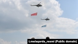 Президенти Қазоқистон Қосимҷомарт Тоқаев дар Фурудгоҳи Остона ҳамтои чиниаш Си Ҷинпинро пешвоз гирифт. 16 июни соли 2025.