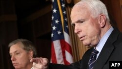 جان مک‌کین (راست) و لیندزی گراهام