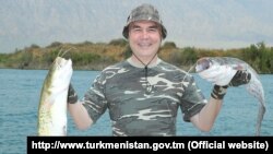 Президент Туркменистана Гурбангулы Бердымухамедов позирует с рыбой (Фото государственного информагентства ТДХ.) 