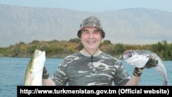 Президент Туркменистана Гурбангулы Бердымухамедов позирует с рыбой, 15 июля, 2020 (Фото государственного информагентства ТДХ.) 
