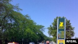 Передмістя Ужгорода, за кілометр від українсько-словацького
кордону: попри зниження вартості палива ажіотажу на АЗС з боку ні
місцевих жителів, ні іноземців не спостерігається