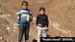 Сухроб и Зокир по дороге в школу  