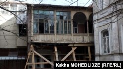 Голосование по бюджету еще раз продемонстрировало характерную особенность грузинской политики: оппозиция, придя во власть, становится абсолютно глуха к мнению своих оппонентов. В свою очередь, представители бывшей власти становятся самыми решительными защитниками прав населения