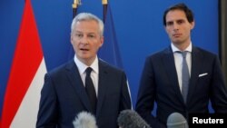 برونو لو مر، وزیر دارایی فرانسه (چپ) در کنار همتای هلندی‌اش