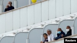 Пассажиры круизного теплохода «Даймонд Принсес», стоящего в порту Иокогамы. Февраль 2020 года.