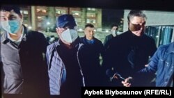 Райымбек Матраимов Биринчи май райондук сотуна жеткирилген учур. Бишкек шаары. 20-октябрь, 2020-жыл.