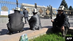 Президент кеңсеси - күткөн эл.