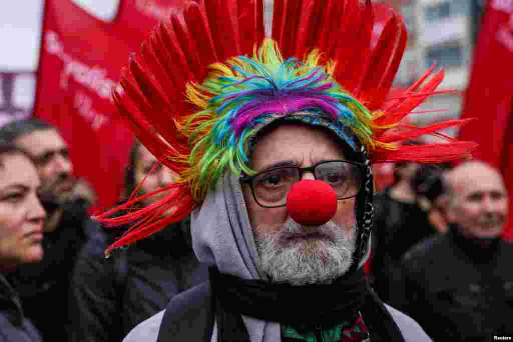 Человек с клоунским носом во время шествия в честь Первомая в Кадыкёе, Стамбул, Турция, 1 мая 2025 года. REUTERS/Dilara Senkaya