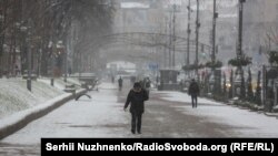 Повідомляється також про ожеледицю на дорогах, що може призвести до порушення руху транспорту.