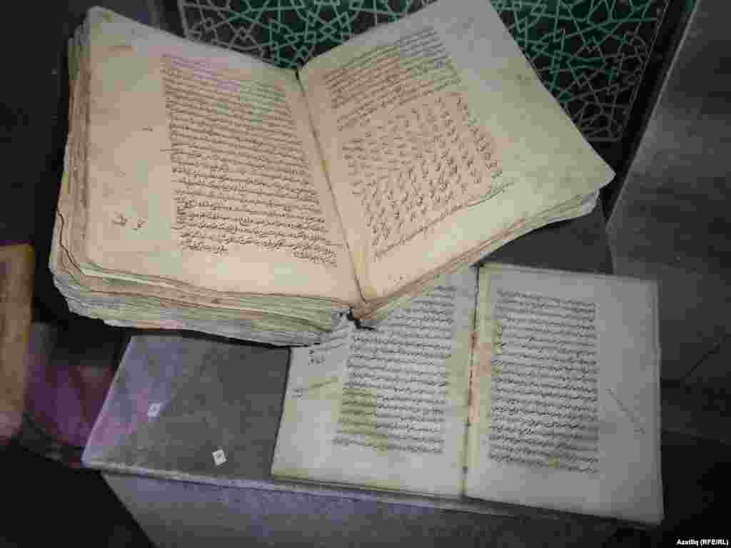 &quot;Алтын бармак&quot; һәм &quot;Угыз хан&quot; әсәрләре кулъязмалары