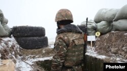ՀՀ ԶՈւ զինծառայողը մարտական հերթապահություն է իրականացնում Ադրբեջանի հետ սահմանին, արխիվ