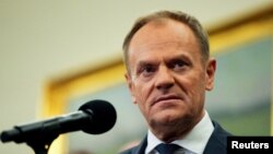 «Рональд Рейган, який допоміг мільйонам з нас відвоювати нашу свободу і незалежність, сьогодні, мабуть, перевертається в могилі. Ганьба вам» – Дональд Туск