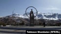 Нарын шаарынын борбордук аянтындагы эстелик. Архив.