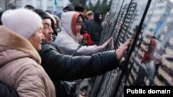 Украинадағы соғыста өлген ресейліктердің құрметіне ашылған мемориал. Астрахан облысы, 2025 жыл.