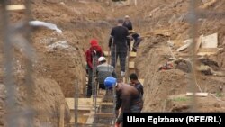 Чолпон-Атадагы ат майдандын курулушу. 18-август, 2014-жыл (архивдик сүрөт).