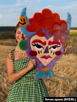 Александра с една от маските ѝ