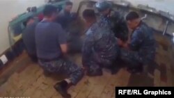 Астаналық белсенді Тимур Дәнебаевты түрме қызметкерлері азаптағаны туралы видеодан скриншот.