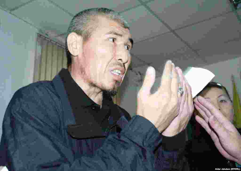 Один из зачинщиков срыва пресс-конференции лидеров оппозиции - Талгат Рыскулбеков, который представился активистом движения «Желтоксан 86», требует прекратить пресс-конференцию лидеров оппозиции Серикболсына Абдильдина, Владимира Козлова и Газиза Алдамжарова. Национальный пресс-клуб, Алматы, 27 октября 2010 года.  